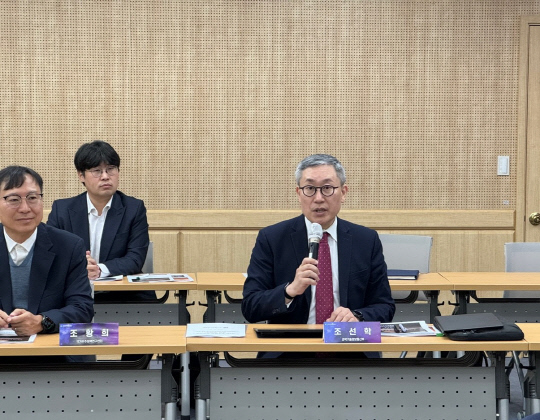 조선학 과기정통부 거대공공연구정책관(왼쪽 두번째)이 30일 대전 KAIST 인공위성연구소에서 열린 '대한민국 화성탐사의 가치와 전략'에 관한 심포지엄에서 인삿말을 하고 있다.  과기정통부 제공